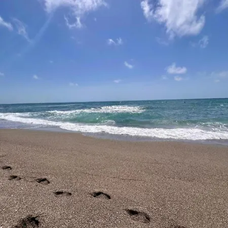 Qerret Beachfront 公寓